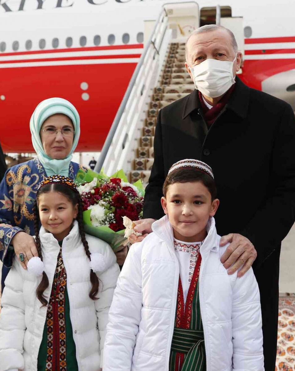 Cumhurbaşkanı Erdoğan Türkmenistan'da: İki ülke arasında imzalar atıldı