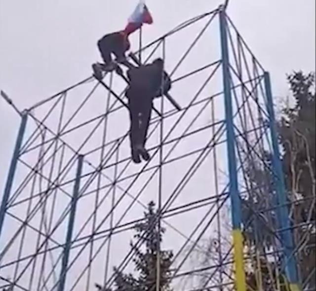 Rus ordusunu geri püskürten Ukraynalı çocuklar bayraklarını geri astı!