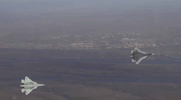 Su-57 uçağını kokpitin çatısı açık kullandı