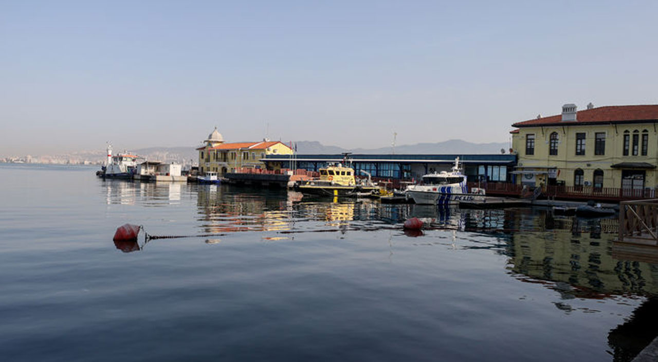 İzmir’de deniz suyu çekildi, tarihi iskele geçici olarak kapatıldı