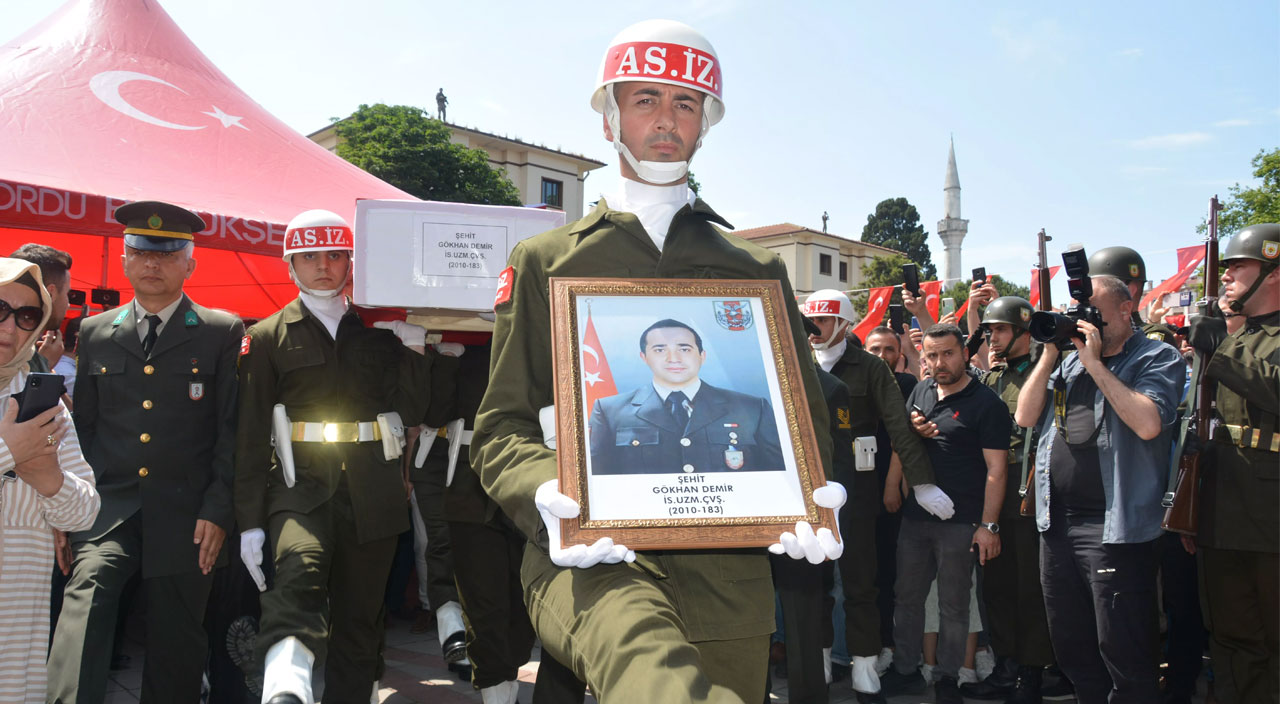Türkiye şehitlerine ağlıyor: Pençe-Kilit’te şehit düşen Mehmetçik’ler son yolculuğuna uğurlandı