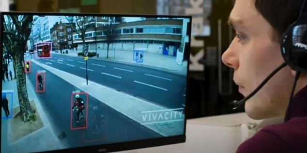 Biri sosyal mesafenizi gözetliyor Biri sosyal mesafenizi gözetliyor