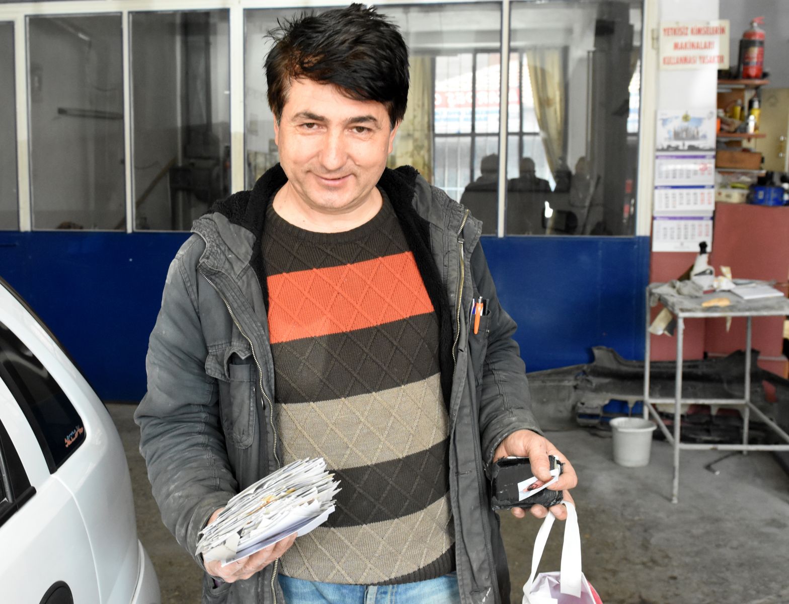 Aracını tamir ettiren müşterilerin fotoğraflarını biriktiriyor