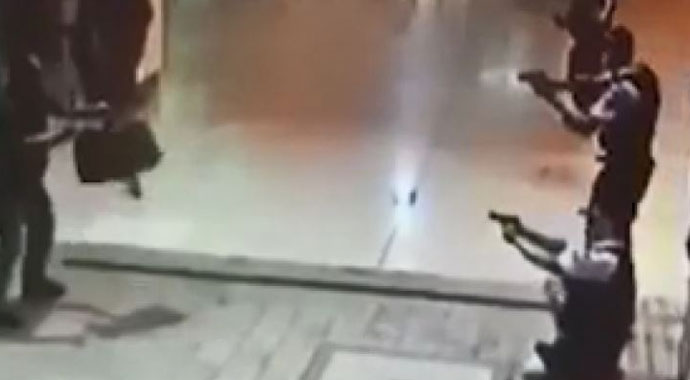 Avustralya'da polise bıçaklı saldırı güvenlik kamerasında