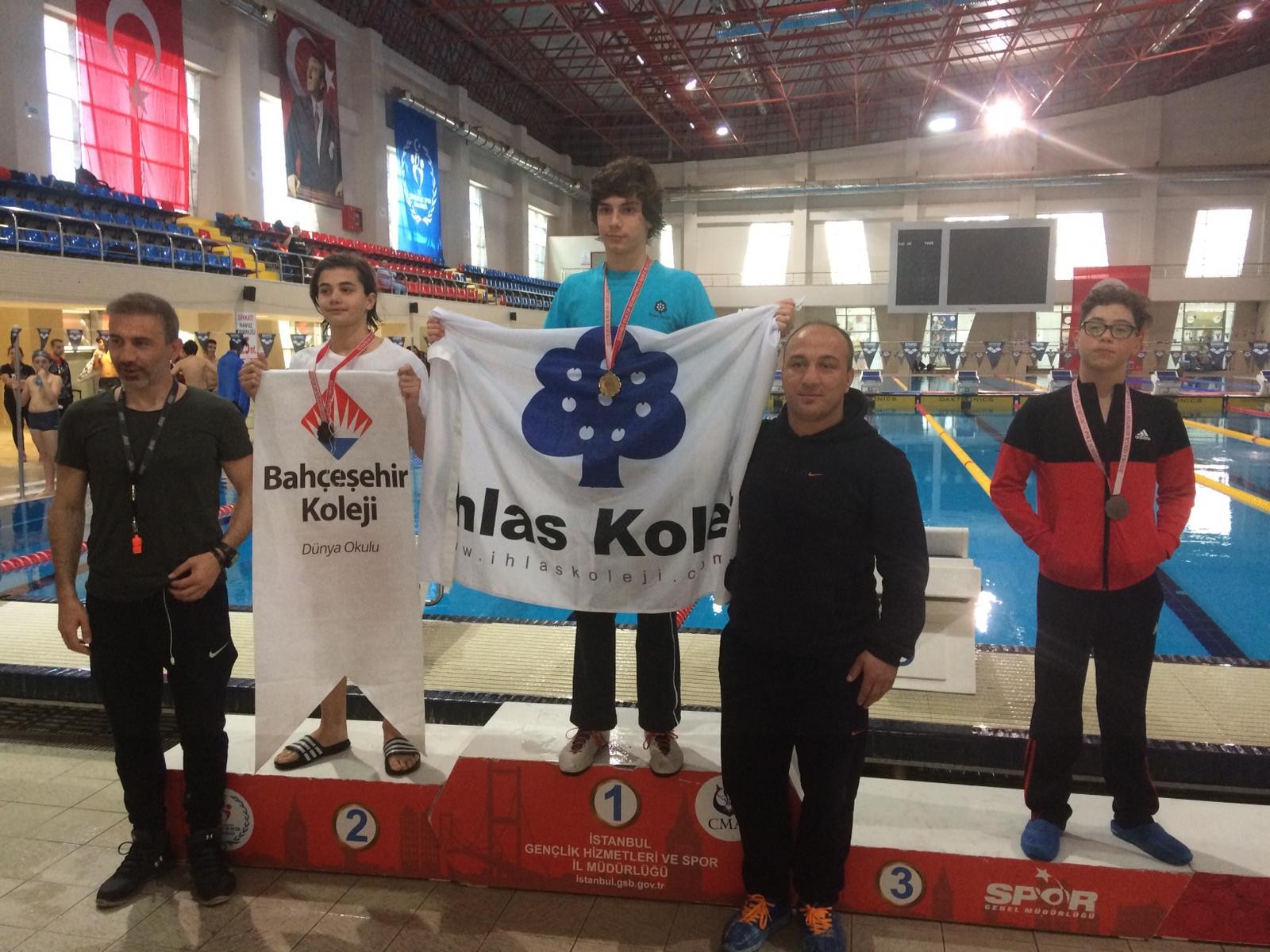 İhlas Kolejine yüzmede 4 altın madalya