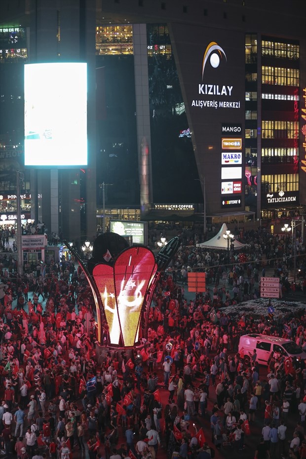 Türkiye demokrasisine sahip çıktı