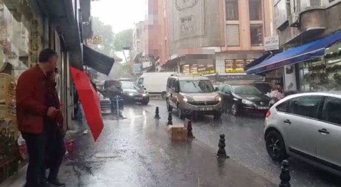 İstanbul'da etkili olan yağmur vatandaşlara zor anlar yaşattı