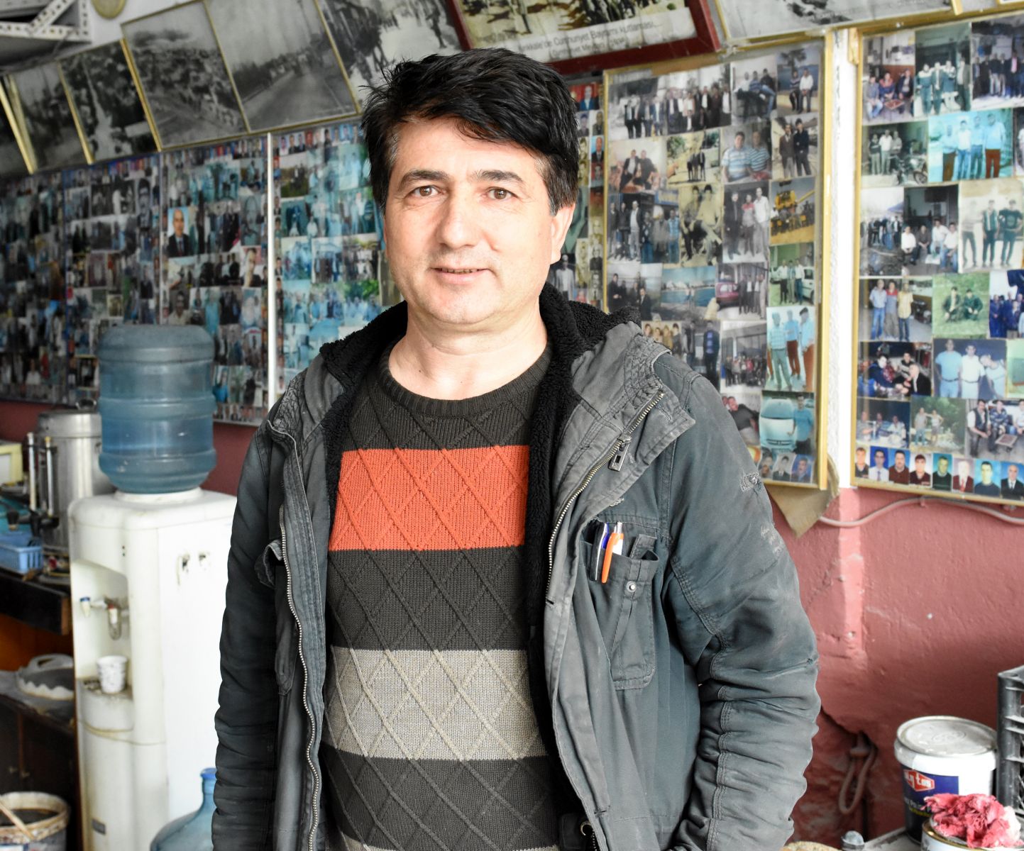 Aracını tamir ettiren müşterilerin fotoğraflarını biriktiriyor