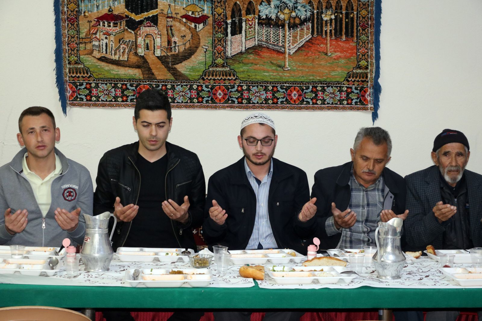 Bu köyde bir tek iftar sofrası kuruluyor