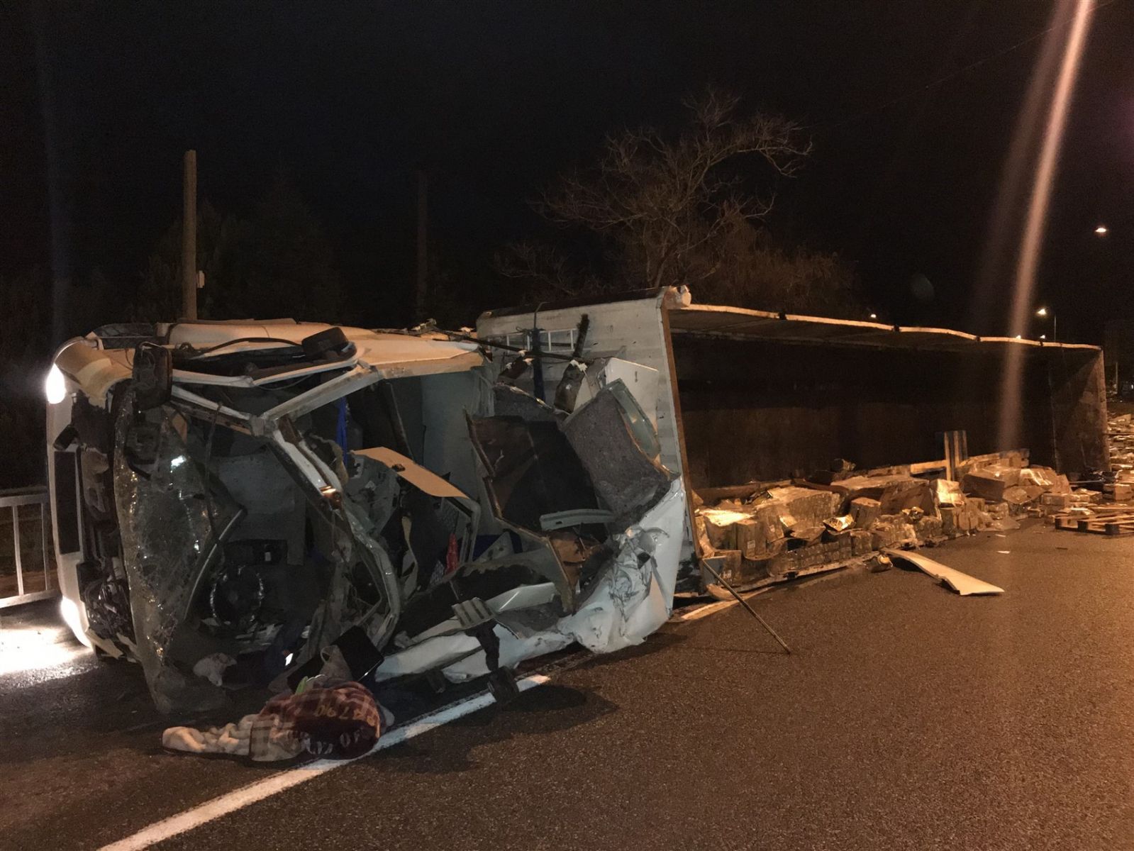 Tır devrildi tonlarca zeytinyağı yola saçıldı