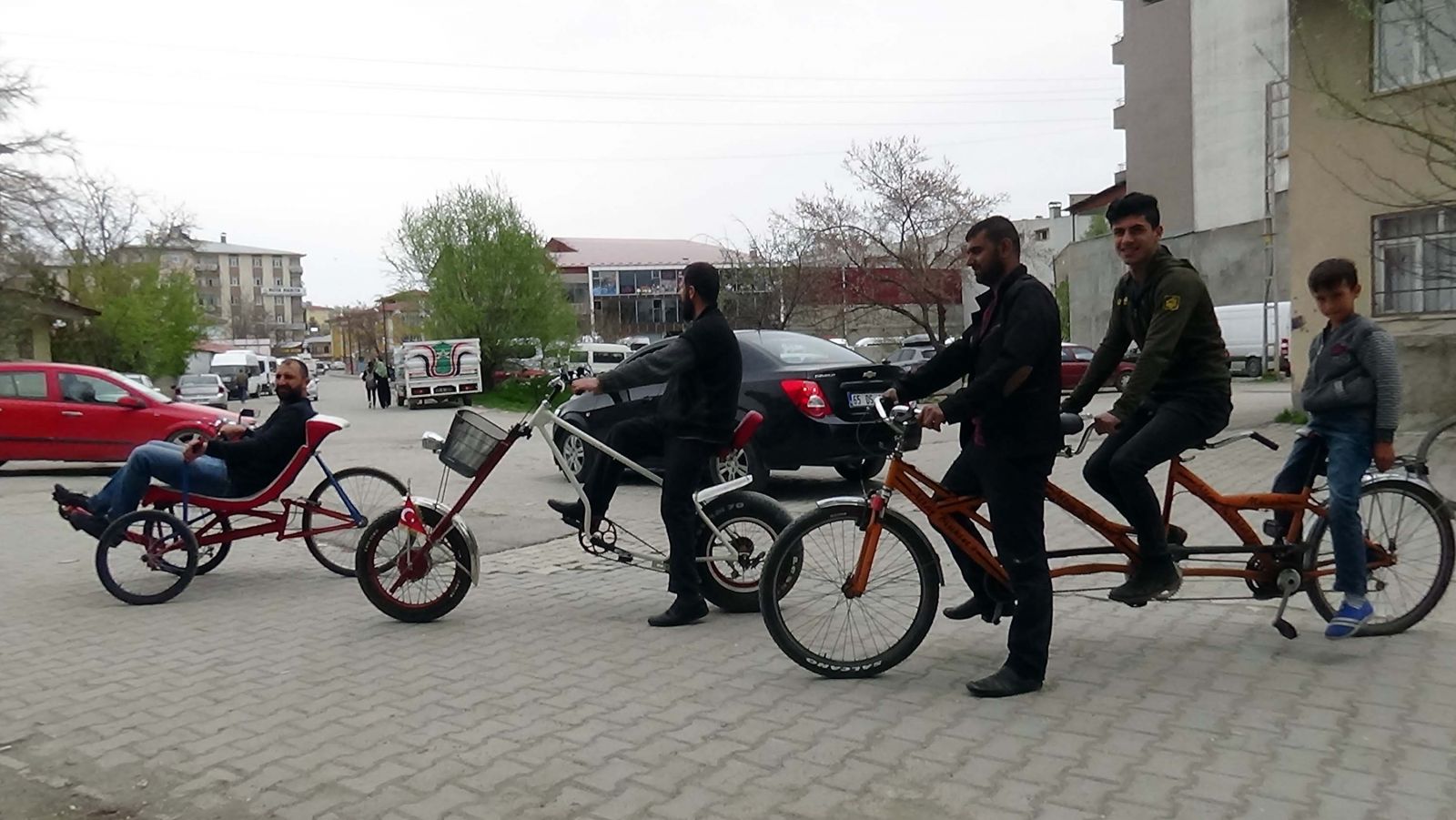 Hurdadan 3 tekerlekli bisiklet yaptı