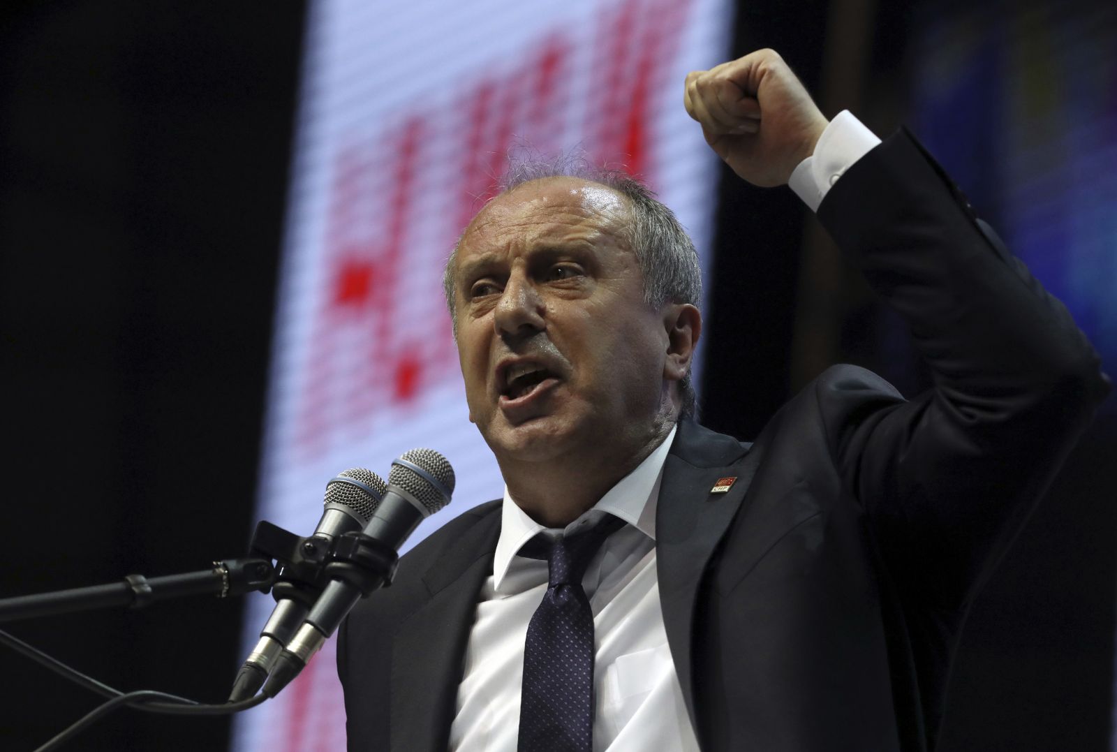 Kılıçdaroğlu, tartışmalar ve skandallar eşliğinde yeniden görevde