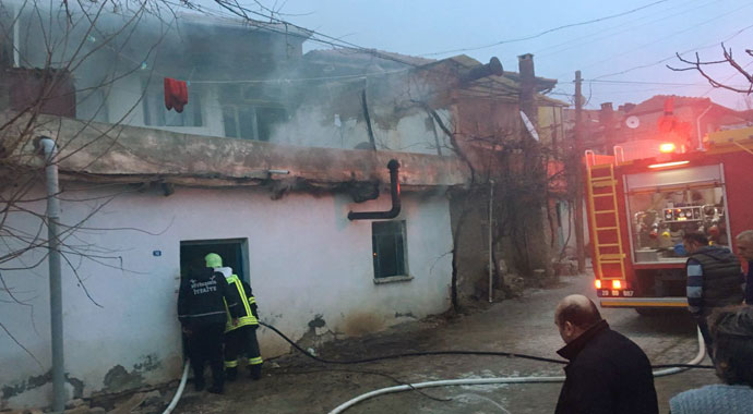 84 yaşındaki kadını yangından itfaiye kurtardı