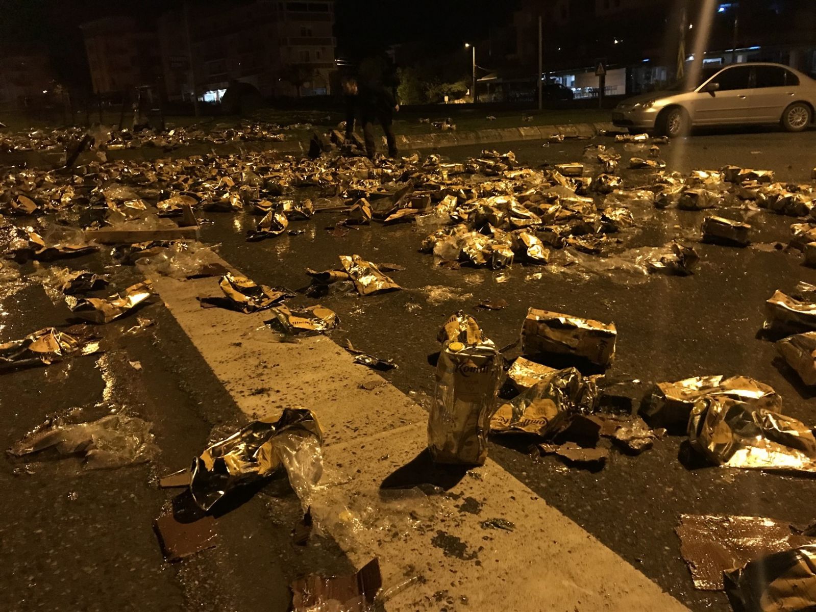 Tır devrildi tonlarca zeytinyağı yola saçıldı