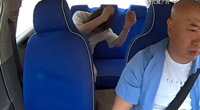 Taksici, bebeğini darp eden kadını polise teslim etti