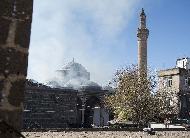 PKK'lı teröristler tarihi camiyi yaktı