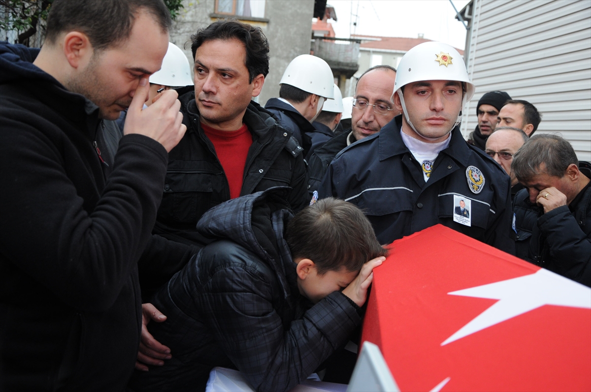 Şehit Karakurdu'nun çocukları cenazede gözyaşlarına boğuldu
