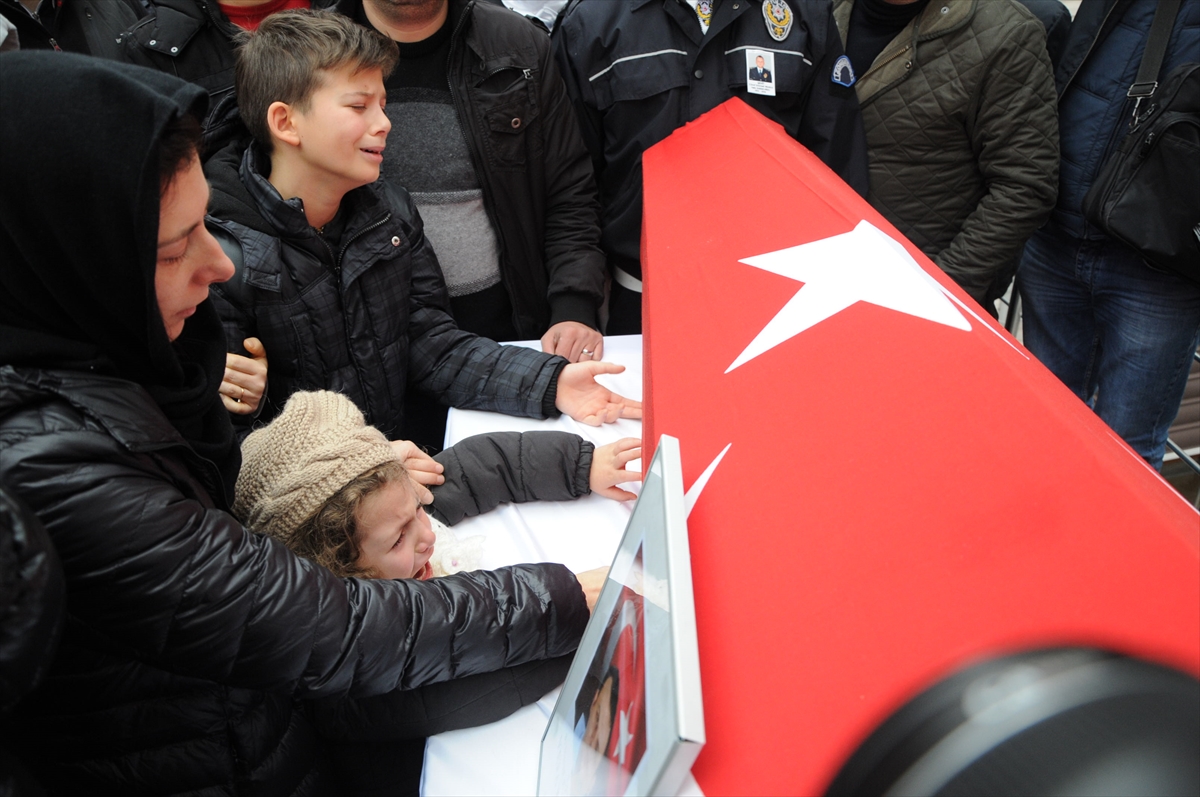 Şehit Karakurdu'nun çocukları cenazede gözyaşlarına boğuldu