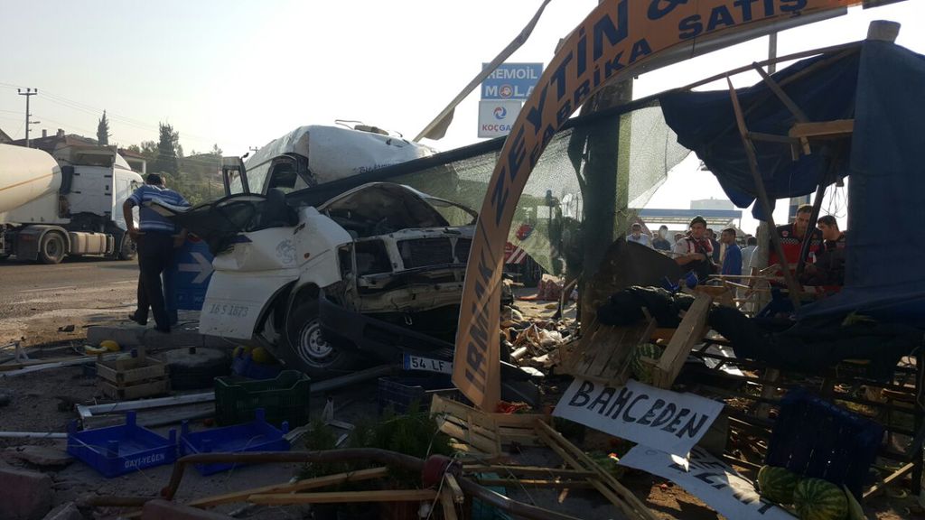 Sakarya'da TIR, işçileri taşıyan minibüse çarptı: 2 ölü, 9 yaralı
