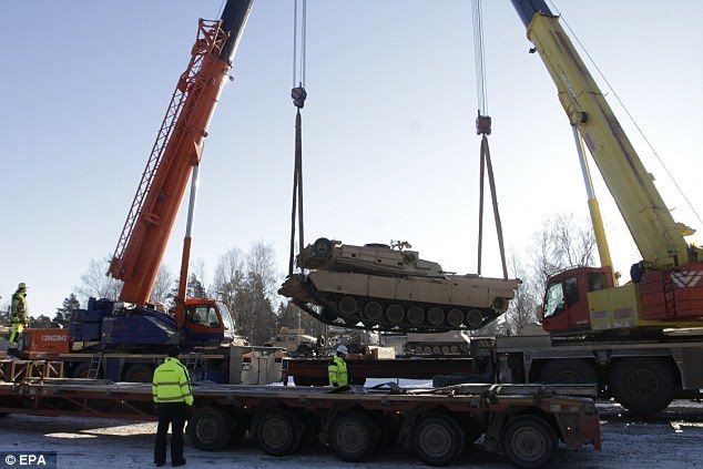 Rusya'yı çıldırtacak görüntü! ABD tankları orada