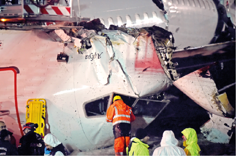 Sabiha Gökçen'de pistten çıkan uçak üçe bölündü