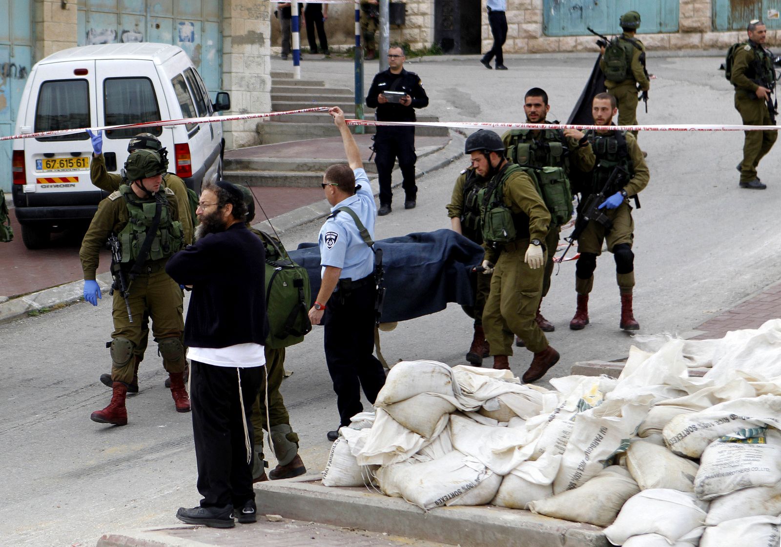 İsrail askeri yaralı halde yerde yatan Filistinliyi infaz etti