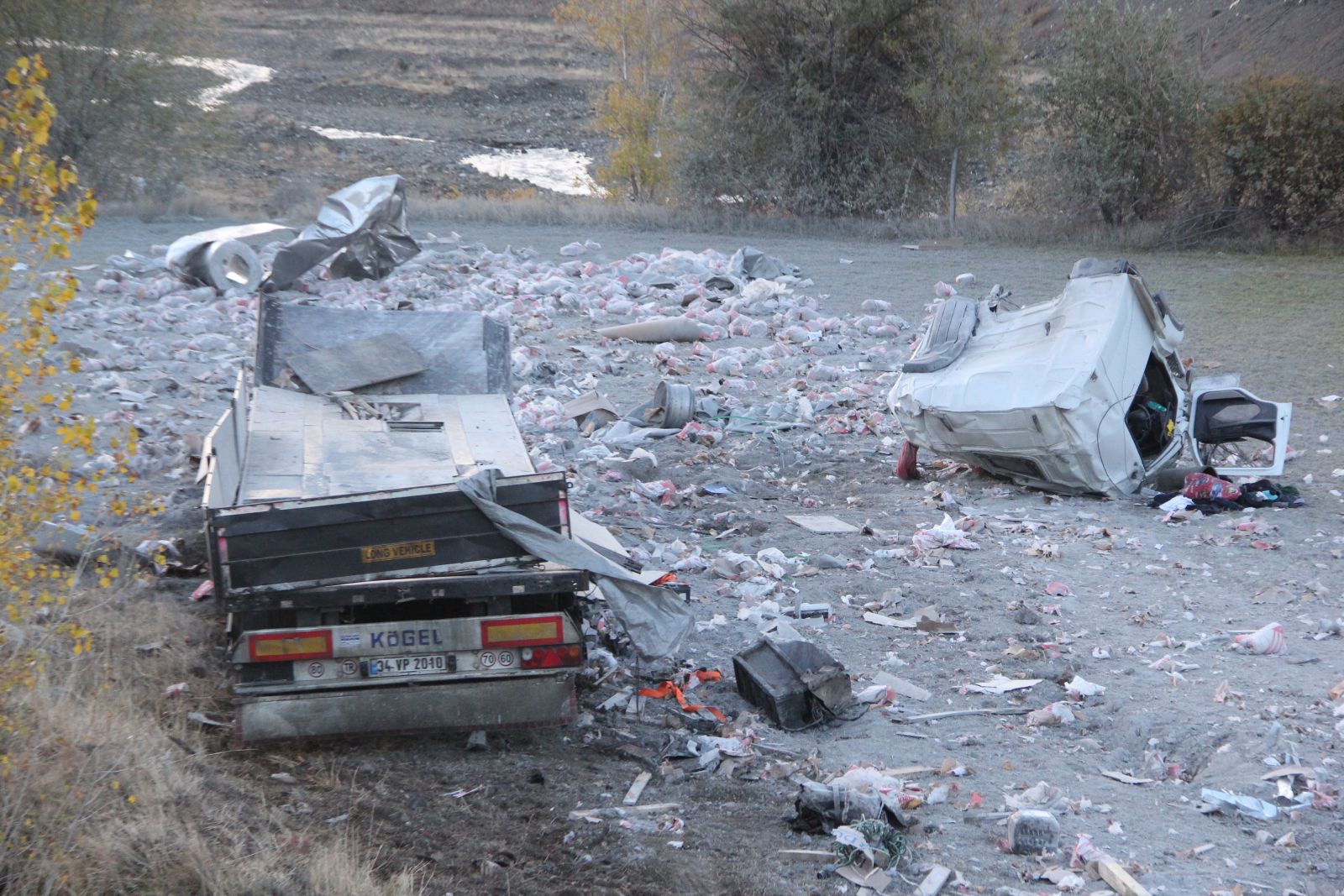 Erzincan'da freni boşalan tır, 25 kilometre sonra şarampole devrildi