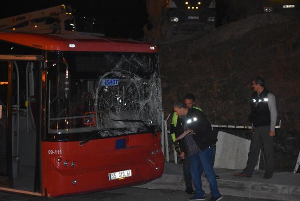 Şoför, park ettiği otobüs hareket edince sıkışarak hayatını kaybetti