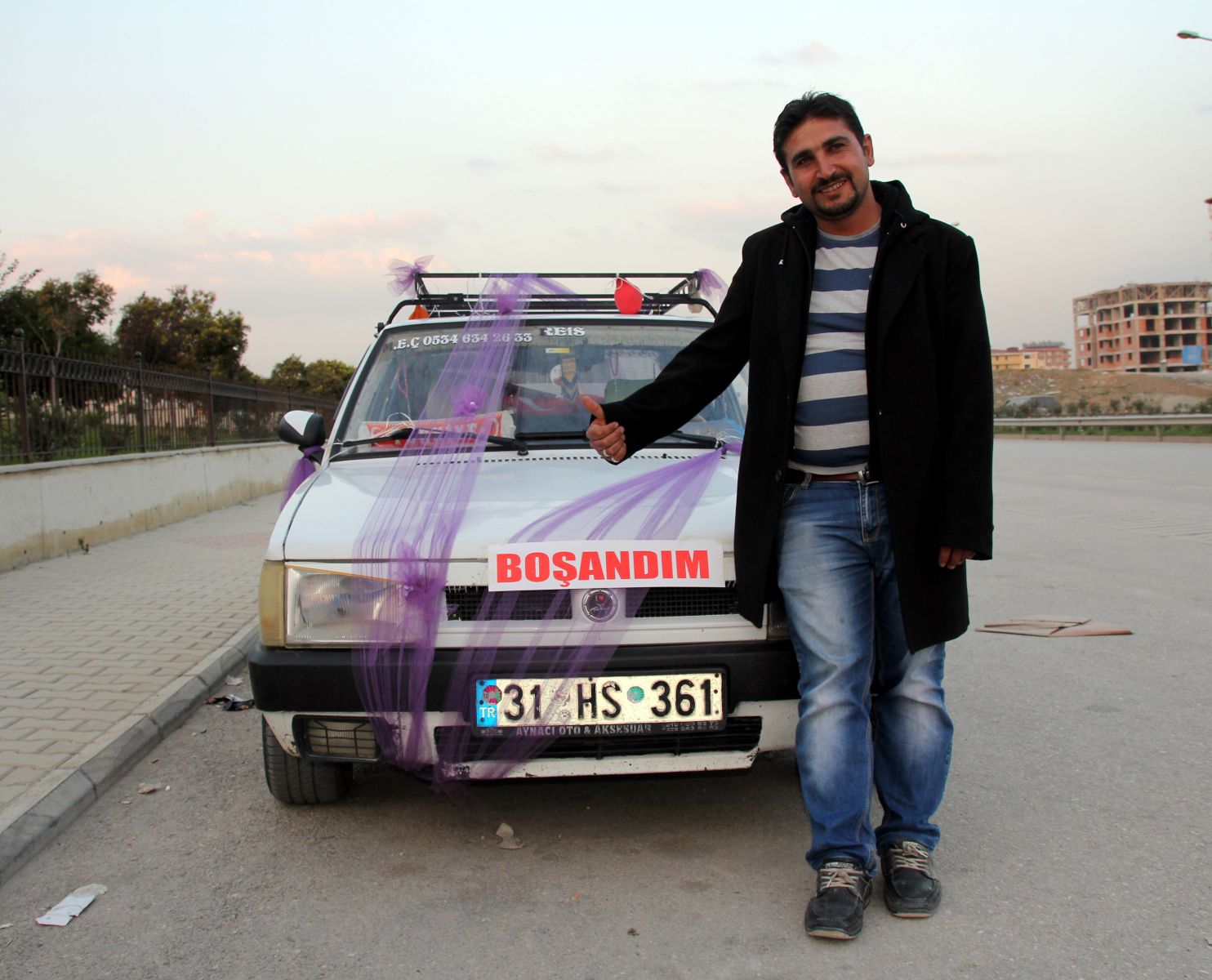 Eşinden boşanan adam arabası ile 'çok mutluyum' turu attı