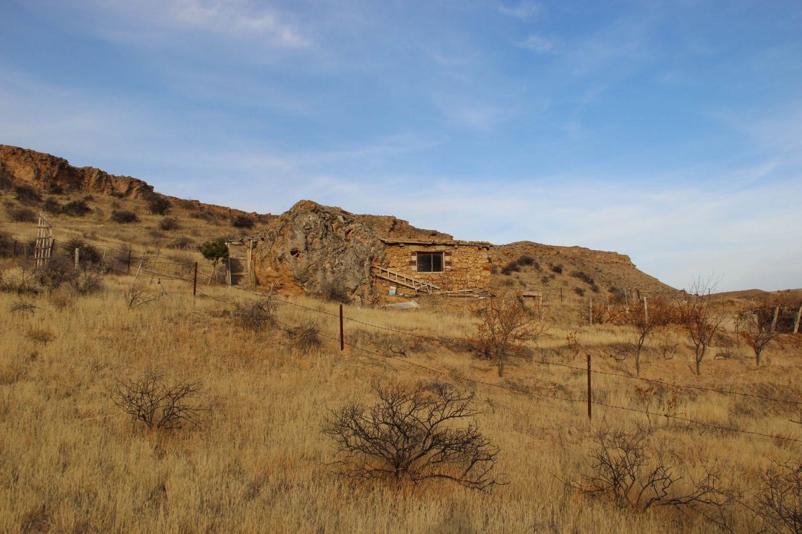 Burada evler kayalara yapışık