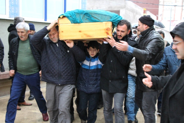 11 yaşındaki çocuk, babası tarafından öldürülen annesinin tabutunu sırtladı