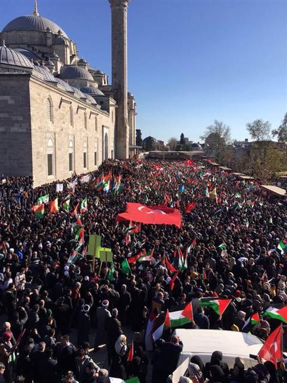 Fatih Camisi'nde Kudüs protestosu