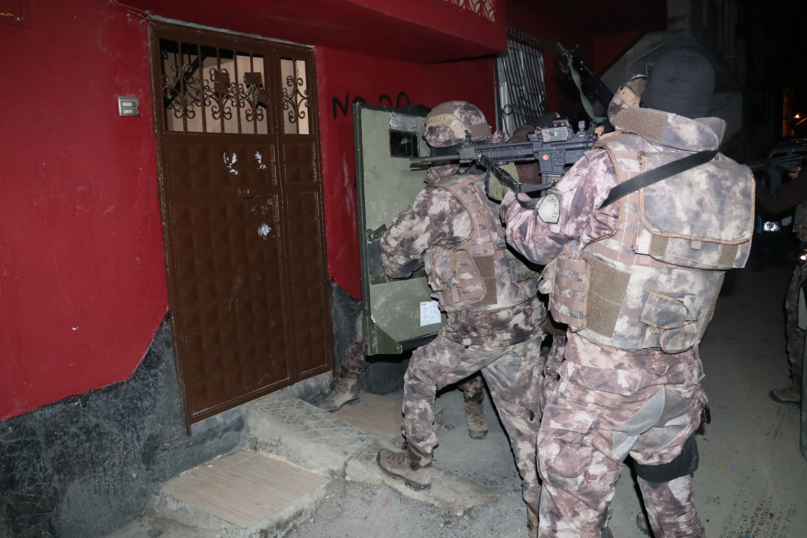 Adana’da torbacı operasyonu: 13 gözaltı