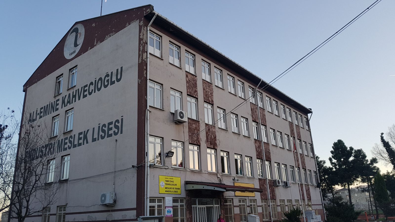 Kadın öğretmen, öğrencisini saçından tutup defalarca tokatladı