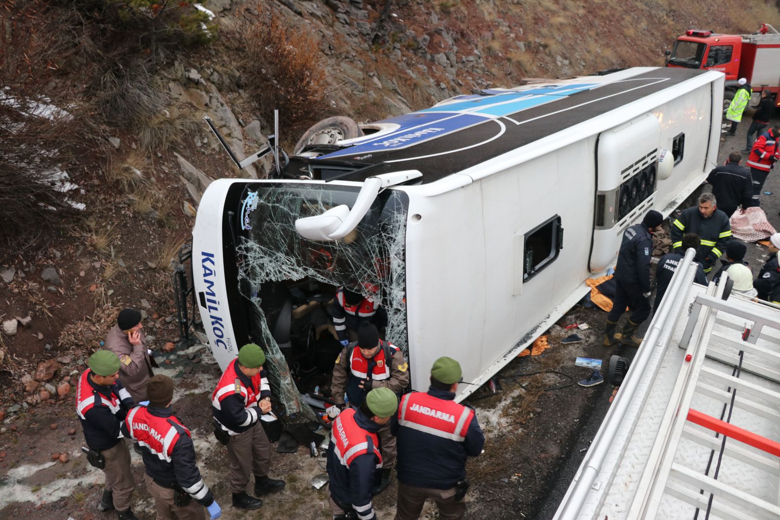Ankara-İstanbul otobanında otobüs devrildi: 2 ölü, 20 yaralı