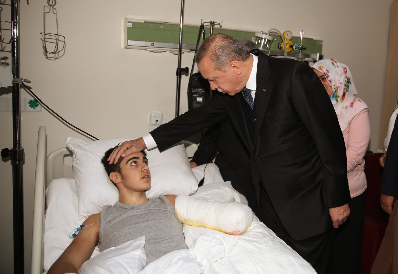 Erdoğan ve Yıldırım elektrik akımına kapılan Harun Polat’ı ziyaret etti