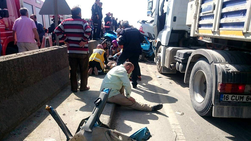 Sakarya'da zincirleme kaza, ölü ve yaralılar var