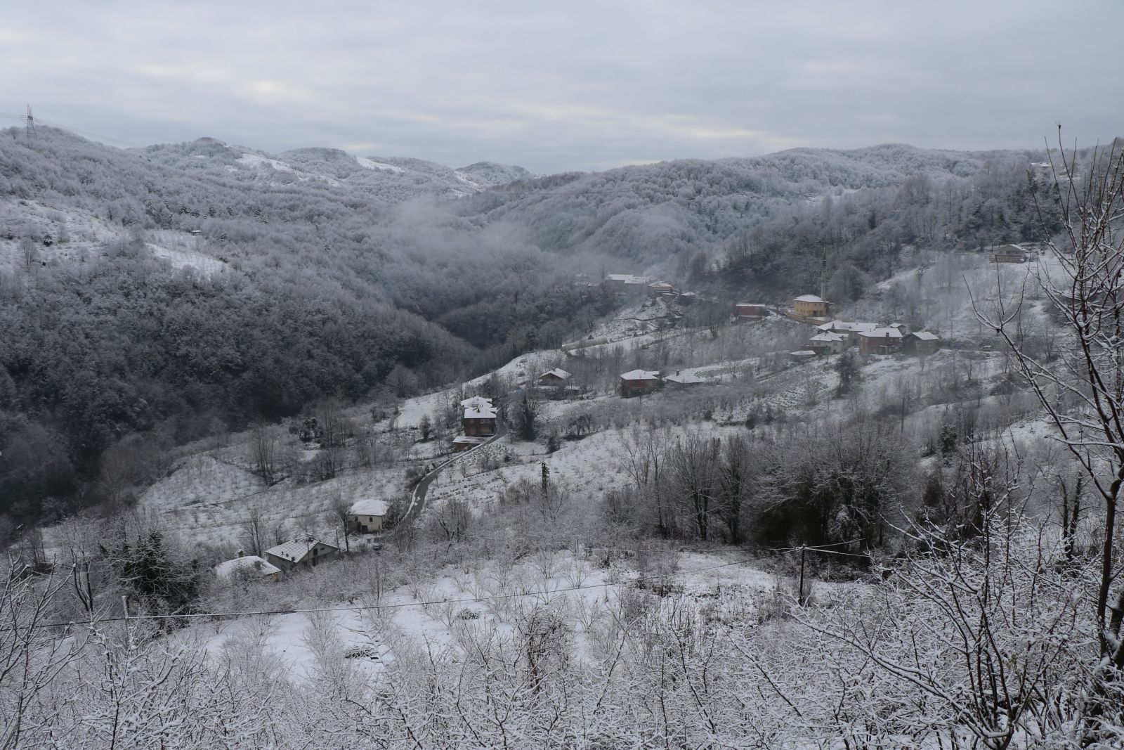 Zonguldak'ta dün akşamdan bu yana aralıksız kar yağdı