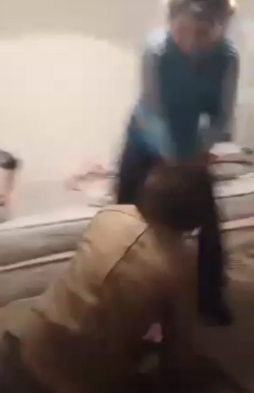 Eve çağırdıkları küçük kızı tekme tokat dövüp, canlı yayınladılar