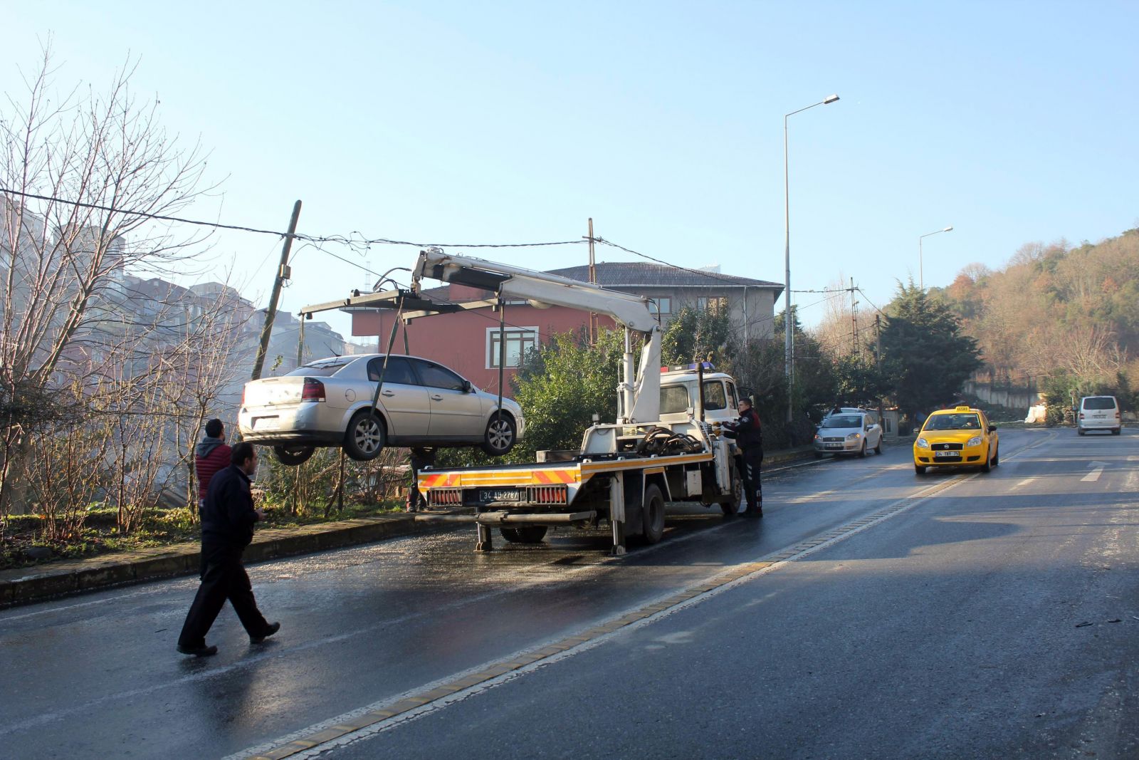 Sarıyer’de buzlanma nedeniyle 9 araç birbirine girdi