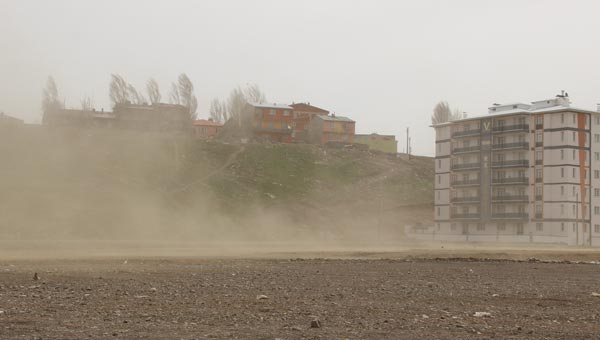Rüzgarın etkisiyle ev ve iş yerlerinin çatıları havada uçtu, vatandaş sokakları boşalttı