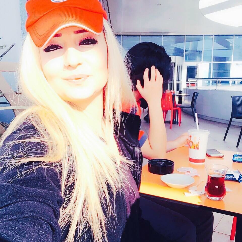 Güzelliğini kullanan kasiyer, müşterileri dolandırdı