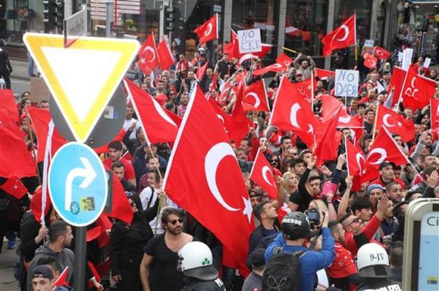 PKK yandaşları terör karşıtı mitinge saldırdı!