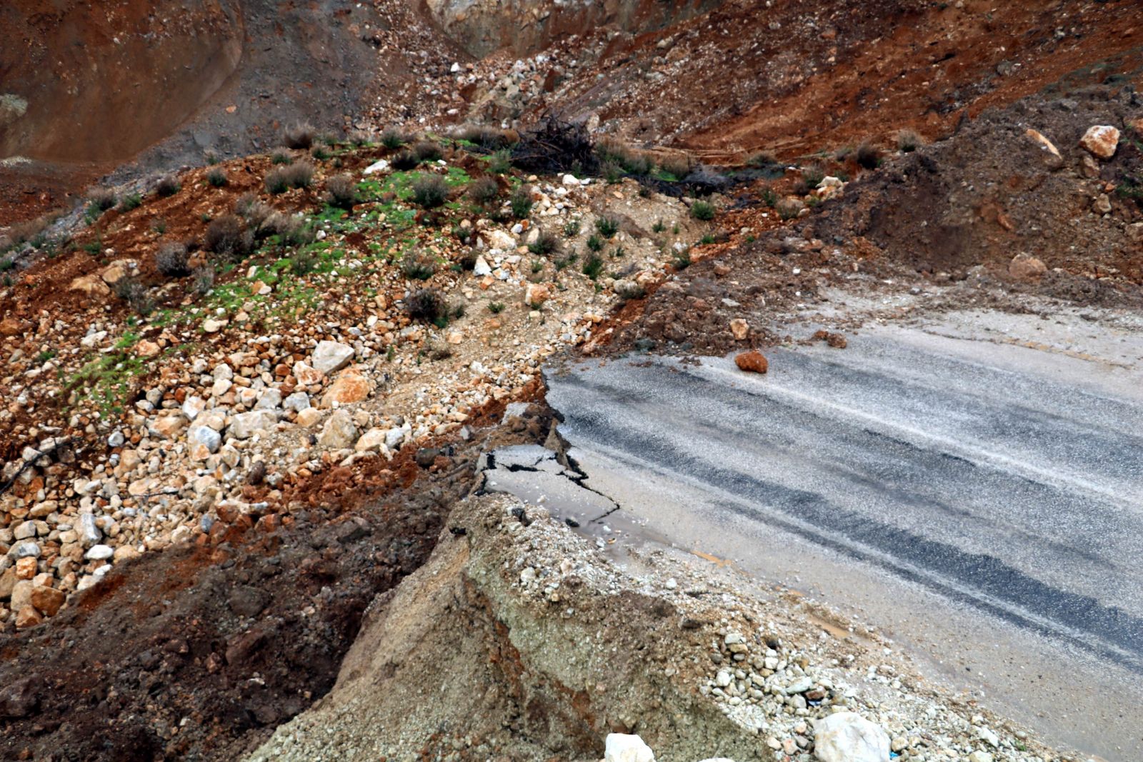 Antalya’nın Kumluca-Kemer karayolunda heyelan!