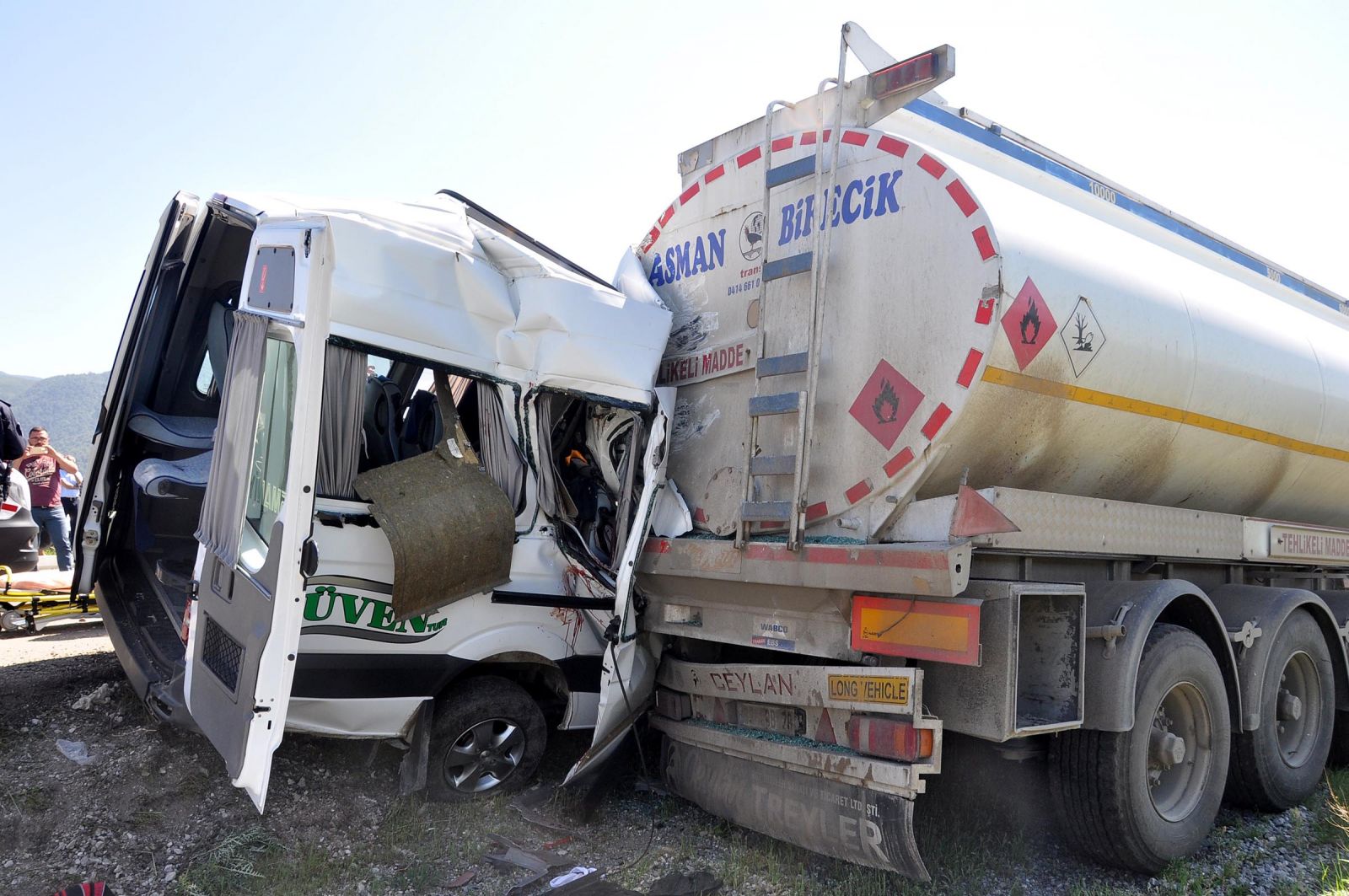 Yolcu minibüsü tankere çarptı: 3 kişi öldü, 11 yaralı var