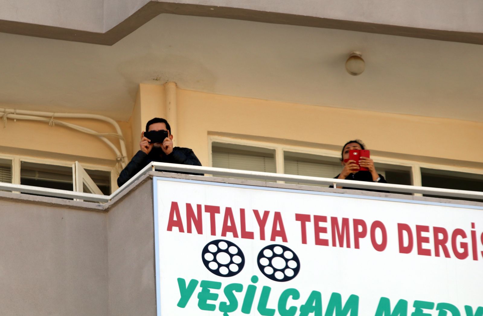 Antalya'da intihar girişimini çocuklarıyla izlediler