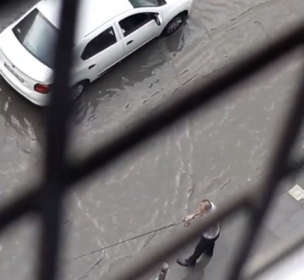 Yağmur yağdı İzmirli oltayla sokağa çıktı