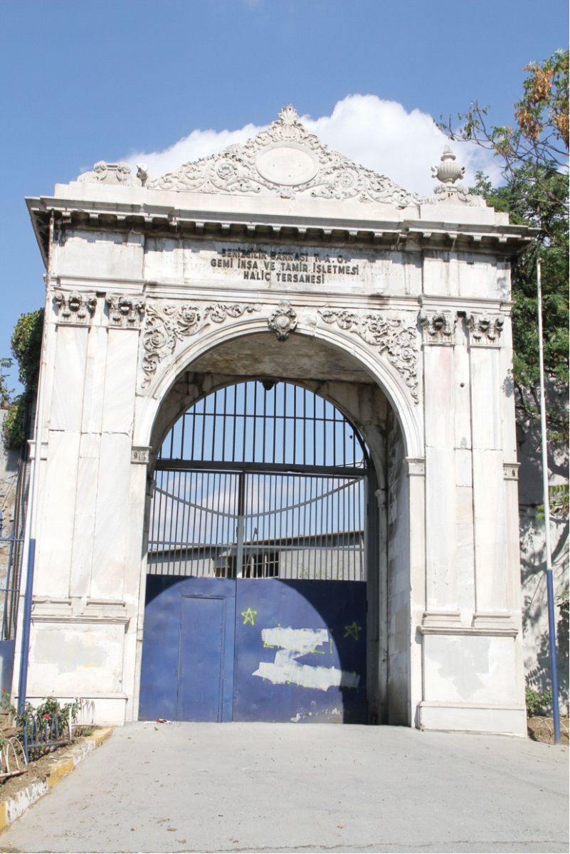 1927 yılında çıkarılan kanunla kitabeleri kırdılar, tuğraları kazıdılar