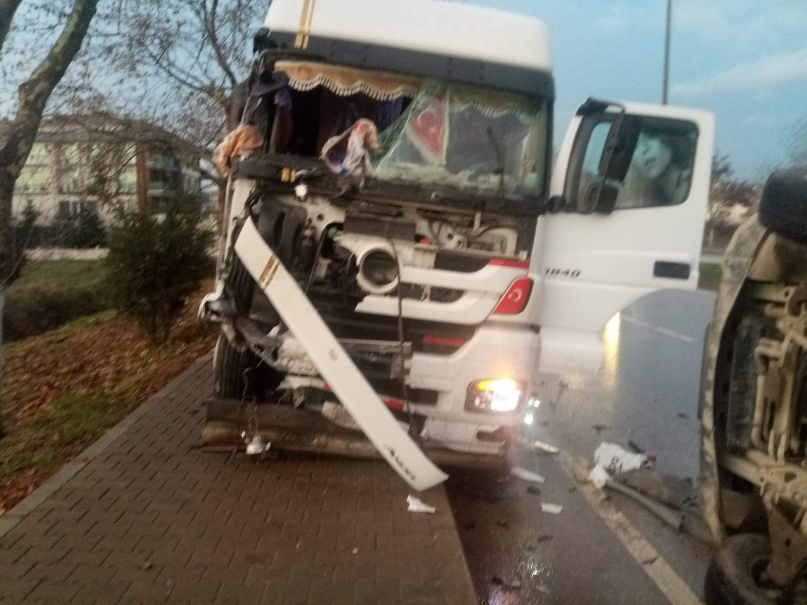 Çanakkale'de tır ile minibüs çarpıştı: 4 ölü, 16 yaralı