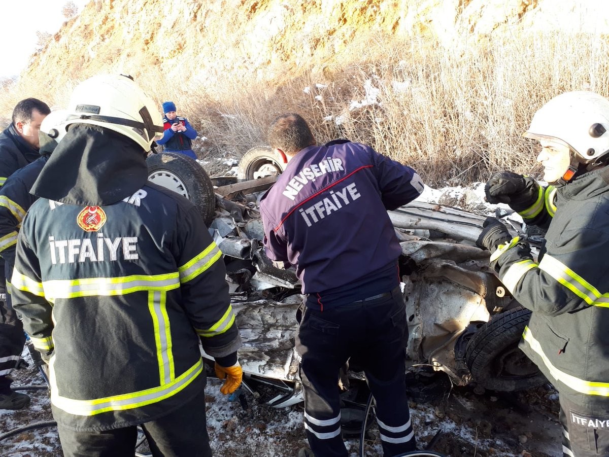 Arabalar kafa kafaya çarpıştı: 2 ölü, 2 yaralı